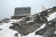 Miejsce niespodzewanego noclegu schron na ok. 3200 m Huraganowa noc i  przeczekanie burzy śnieżnej